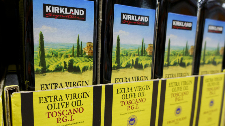 Une exposition d'huile d'olive de marque Kirkland Signature de Costco.