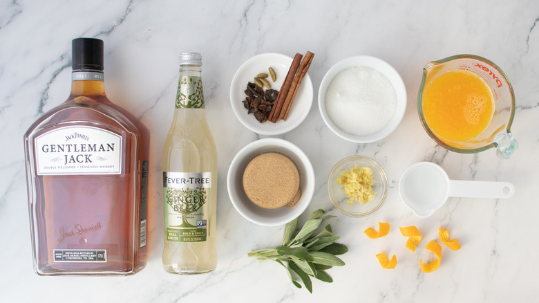whisky, bière au gingembre, jus d'orange, sucre et assaisonnements
