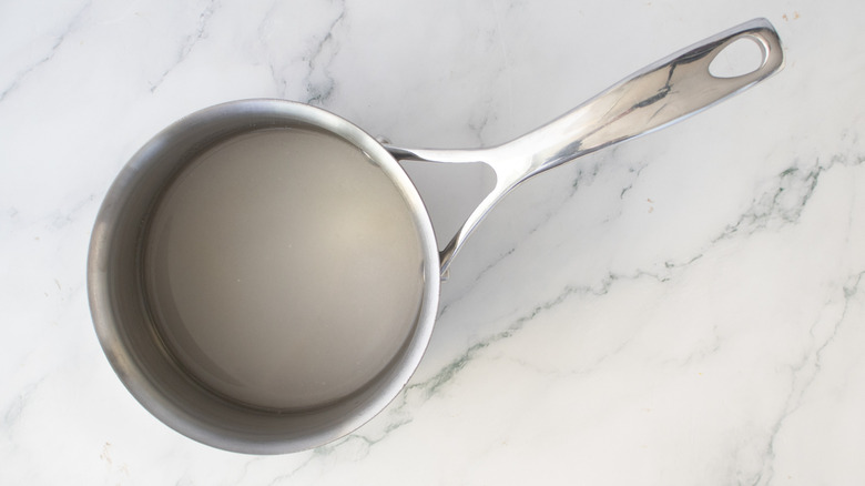 eau et sucre dans une casserole