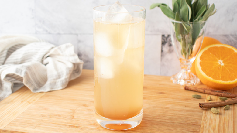 cocktail pâle de couleur orange dans un grand verre avec de la glace