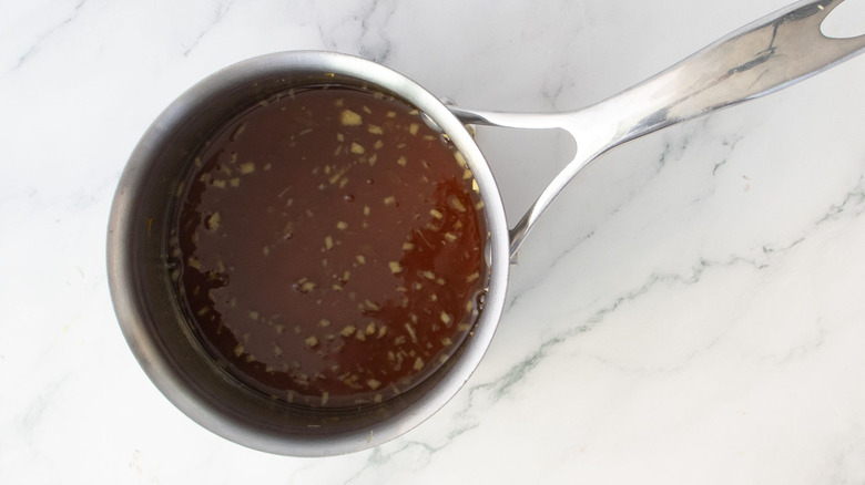 Sirop de cassonade dans une casserole