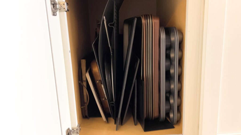 L'organisateur à 6 $ d'Ikea ​​empêche sans effort les armoires de cuisine de se transformer en chaos