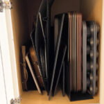 L'organisateur à 6 $ d'Ikea ​​empêche sans effort les armoires de cuisine de se transformer en chaos