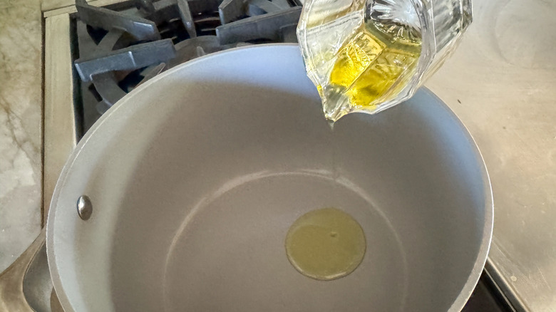 ajouter de l'huile dans la poêle