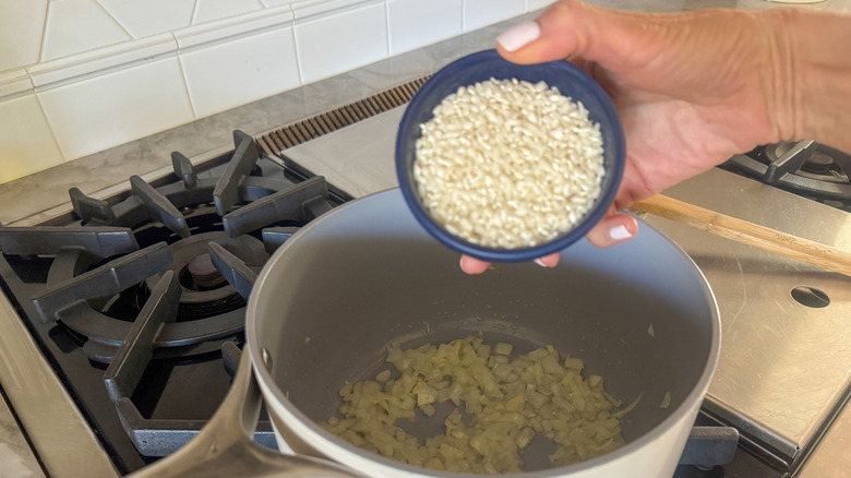 main, ajouter du riz au pot