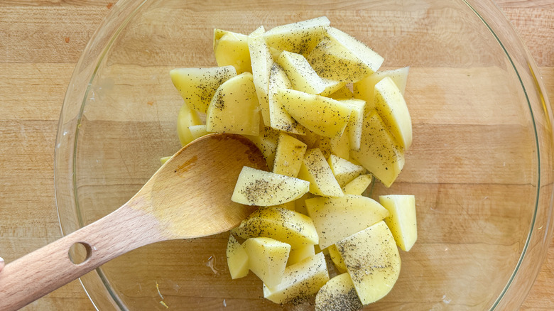 pommes de terre dans un bol avec assaisonnements