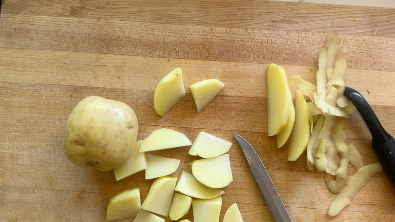 couper les pommes de terre à bord
