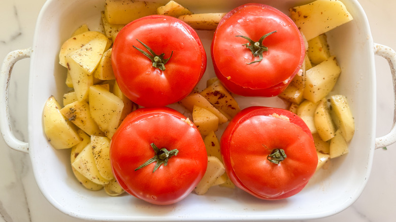 tomates et pommes de terre dans un plat allant au four