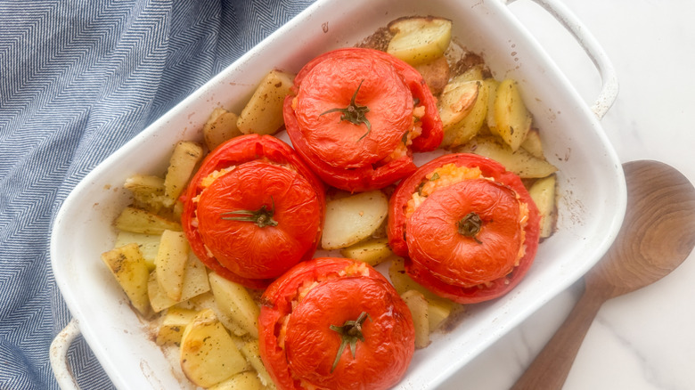 Pomordori fini dans un plat allant au four