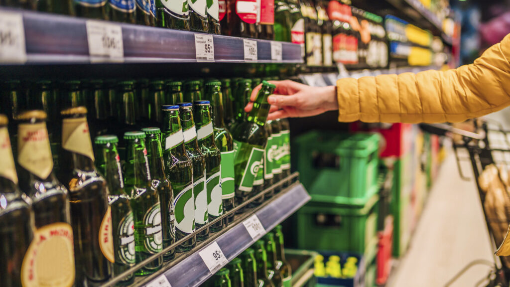 La marque de bière américaine bien-aimée devient de moins en moins abordable