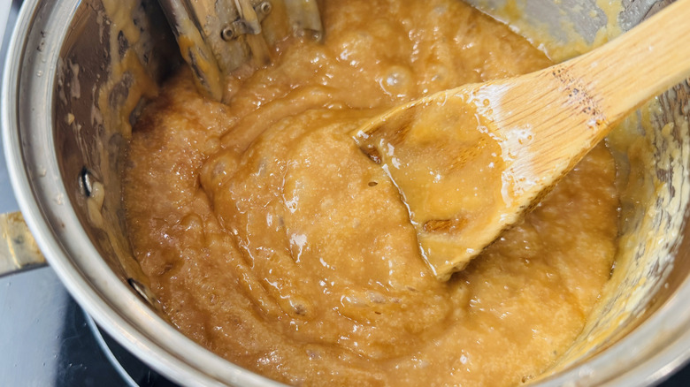 Cuisson des bonbons au caramel dans une casserole