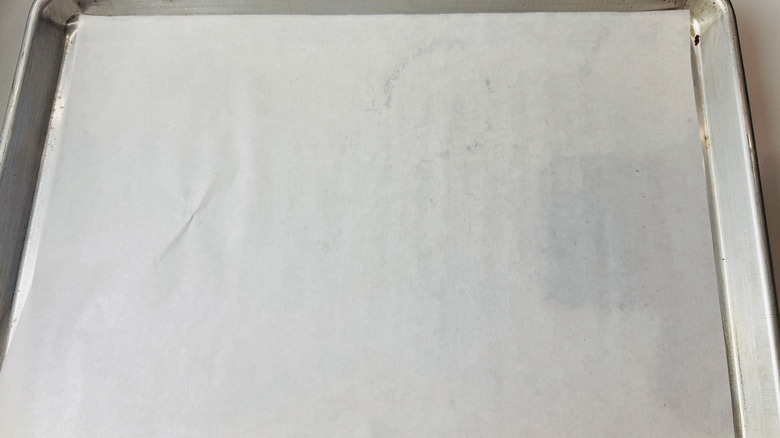 Plaque à pâtisserie tapissée de papier sulfurisé