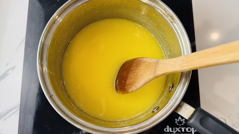 Beurre et sucre dans une casserole