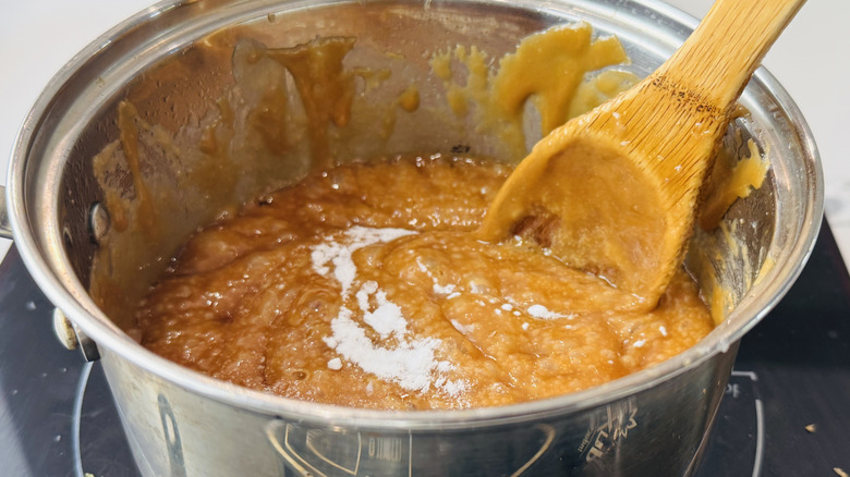 Bonbons au caramel dans une casserole