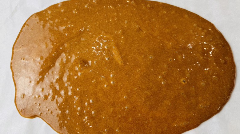 Mélange de caramel sur une plaque à pâtisserie