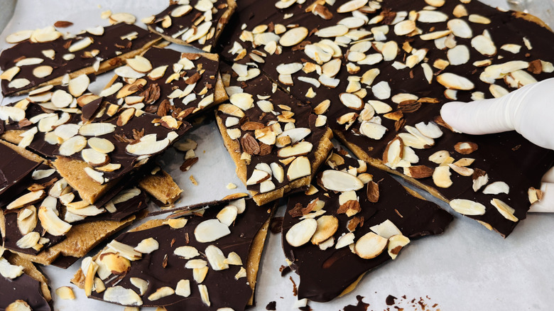 Écorce de caramel au chocolat brisée en éclats