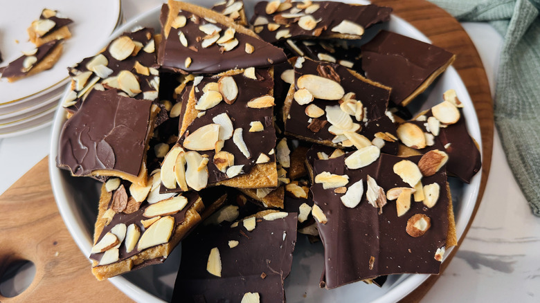 Écorce de caramel au chocolat dans un bol de service