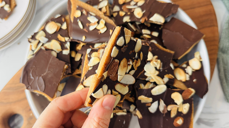 Tenir un morceau d'écorce de caramel au chocolat