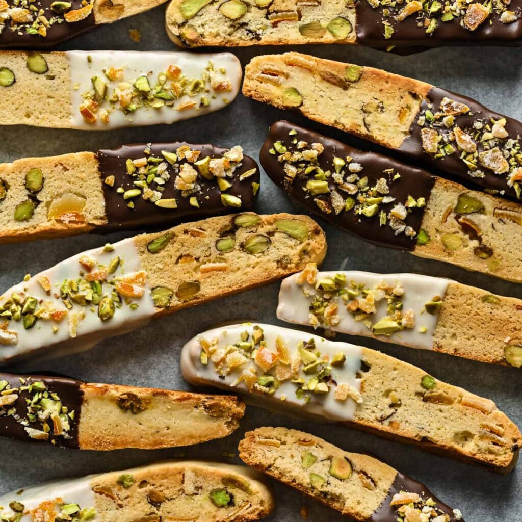 Biscotti à l'orange confite et à la pistache (trempés dans du chocolat)