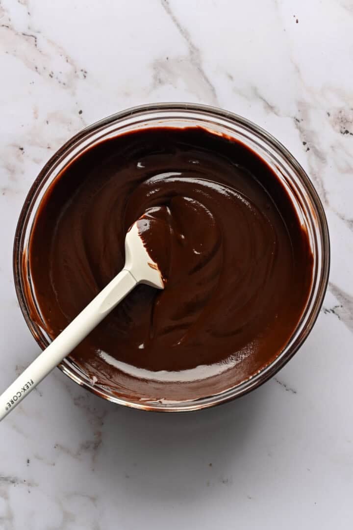 Vue aérienne de la ganache au chocolat dans un bol avant d'ajouter du nutella.