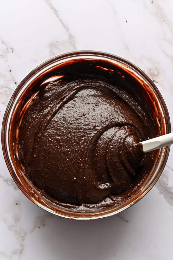 Vue aérienne de la ganache au chocolat dans un bol après avoir ajouté du nutella.