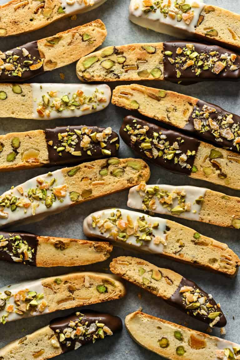 Vue aérienne de biscotti posés sur une plaque à pâtisserie.