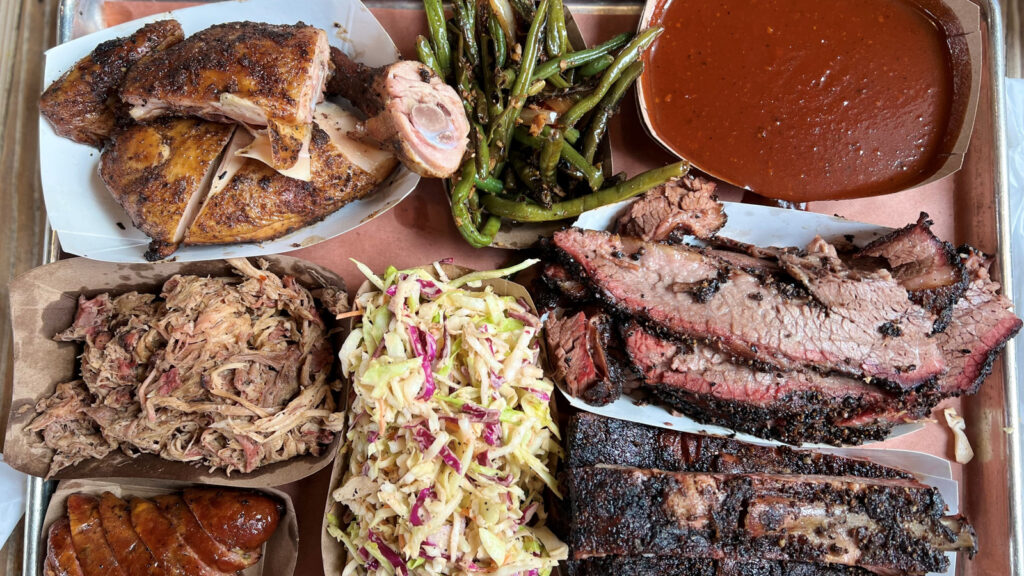 Le restaurant de barbecue de Miami, âgé de 75 ans, a rebondi après avoir brûlé dans un incendie