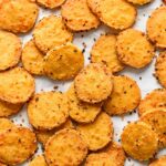 Trancher et cuire des pièces de fromage cheddar