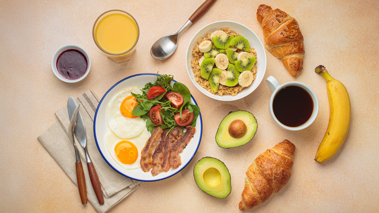 Un petit-déjeuner sain comprenant des œufs, de l'avocat, des bananes et de l'avoine.