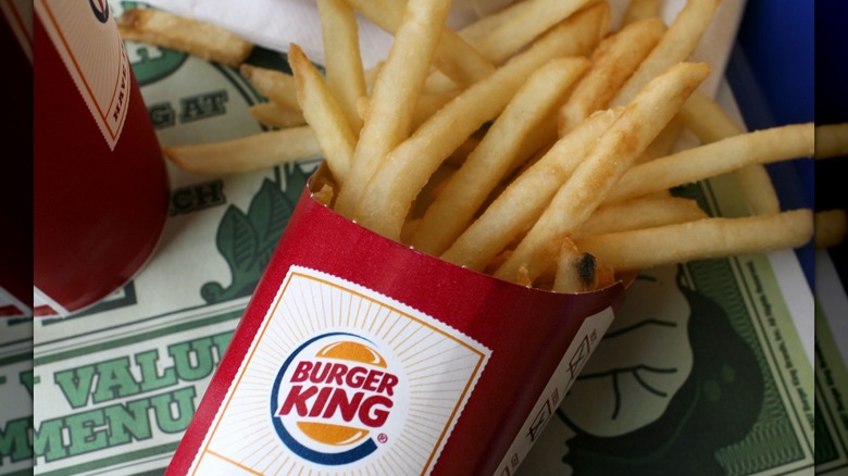 Des frites Burger King avec l'ancien logo de la chaîne
