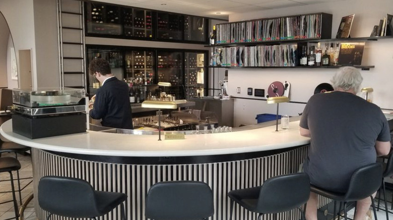 Bar à vin et collection de disques de Sunday Vinyl Denver