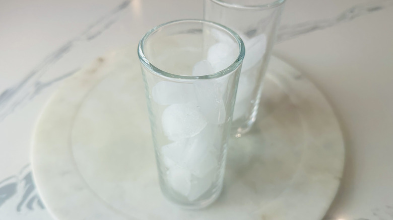 Verre rempli à moitié de glace