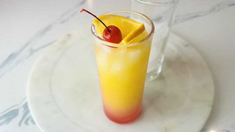 Tequila Sunrise garnie en verre