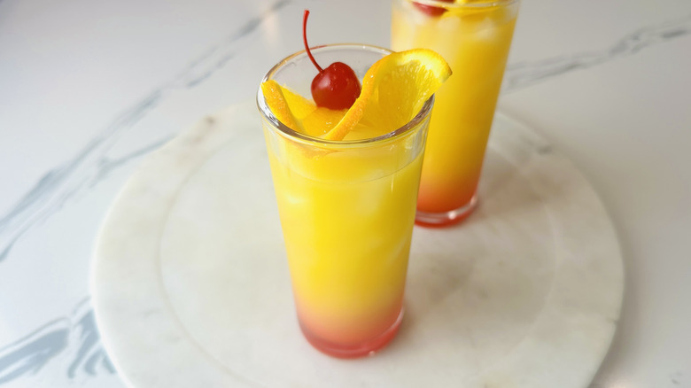 Tequila Sunrises dans des verres