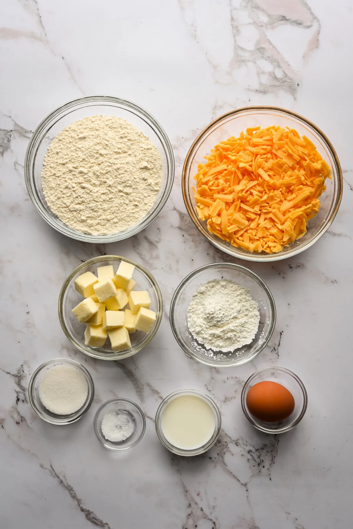 Vue aérienne des ingrédients à empreinte digitale, y compris le fromage et le beurre.