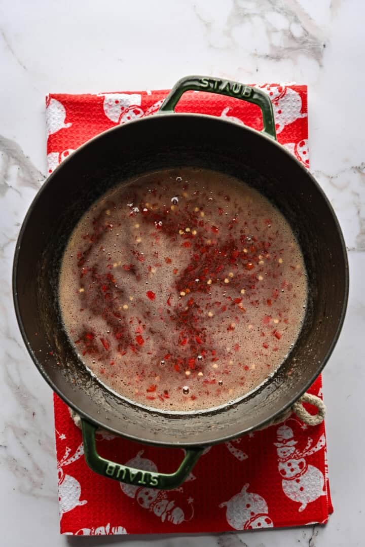 Vue aérienne de la gelée de poivron rouge après la cuisson.