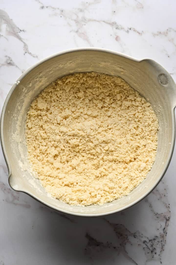 Ingrédients secs et humides mélangés dans un bol.