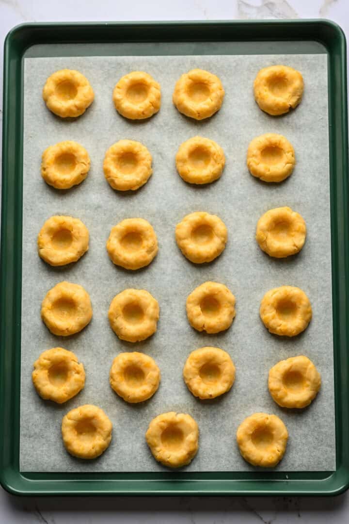 Vue aérienne des empreintes digitales avant la cuisson.