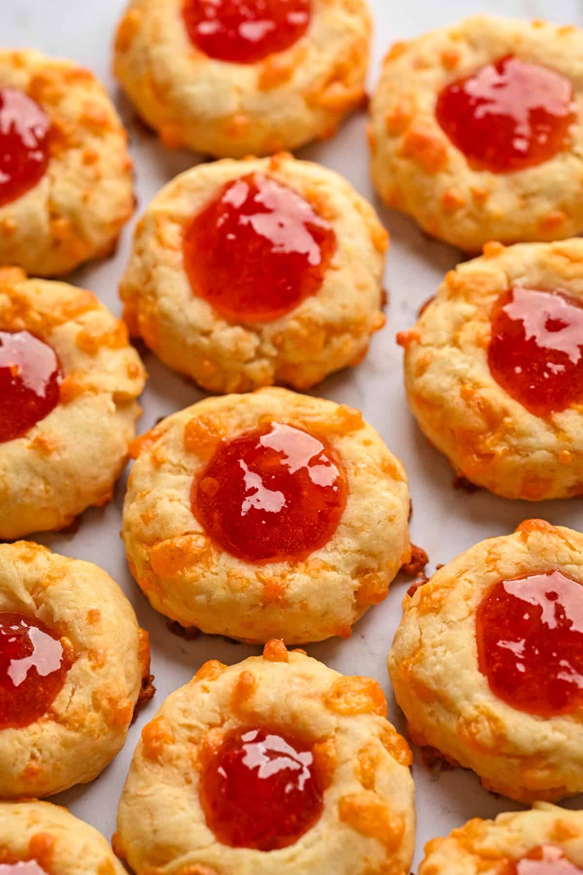 Vue aérienne d'empreintes de pouce au fromage sur une plaque à pâtisserie.