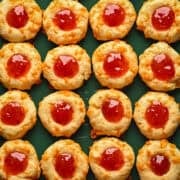 Vue aérienne d'empreintes de pouce au fromage sur une plaque à pâtisserie.