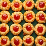 Biscuits empreintes de fromage avec gelée de poivron rouge