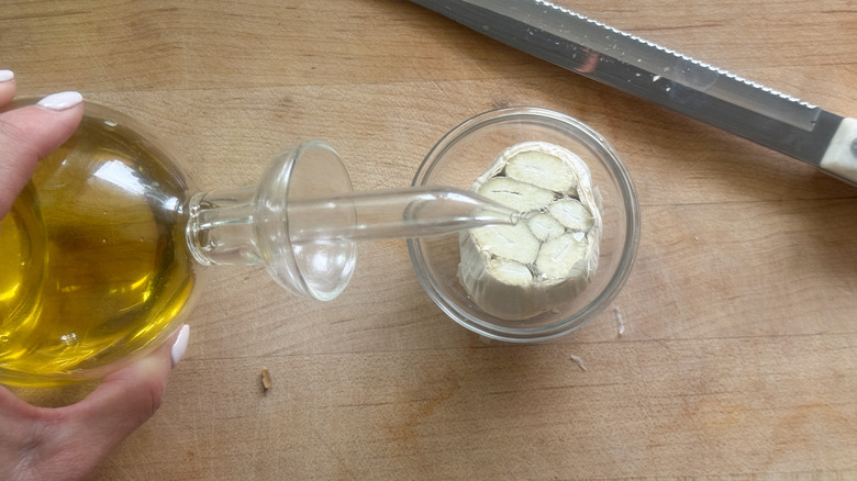 main versant de l'huile sur les clous de girofle