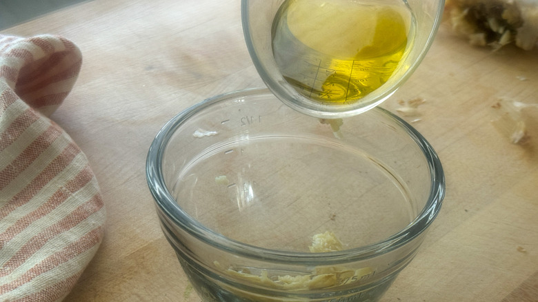 huile versée dans un bol d'ail