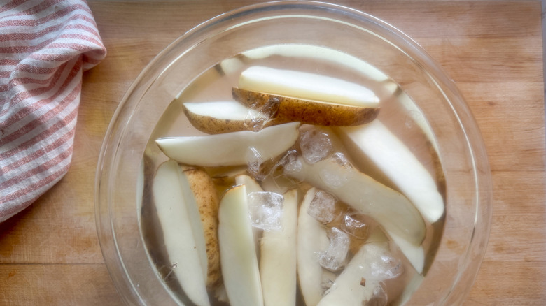 quartiers dans un bol d'eau glacée