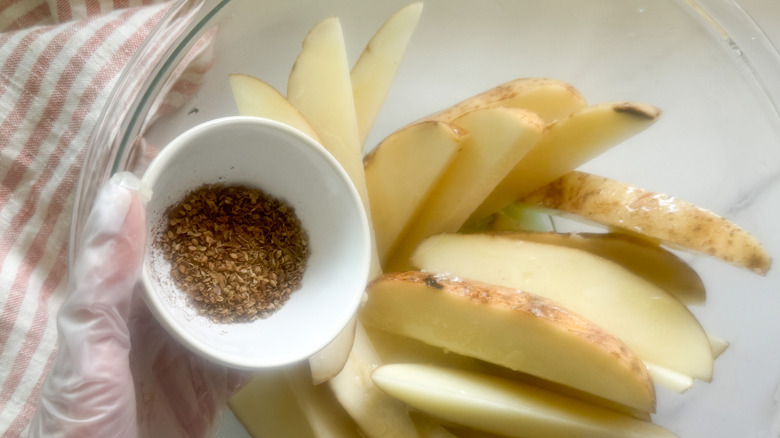 main, ajout d'épices aux quartiers