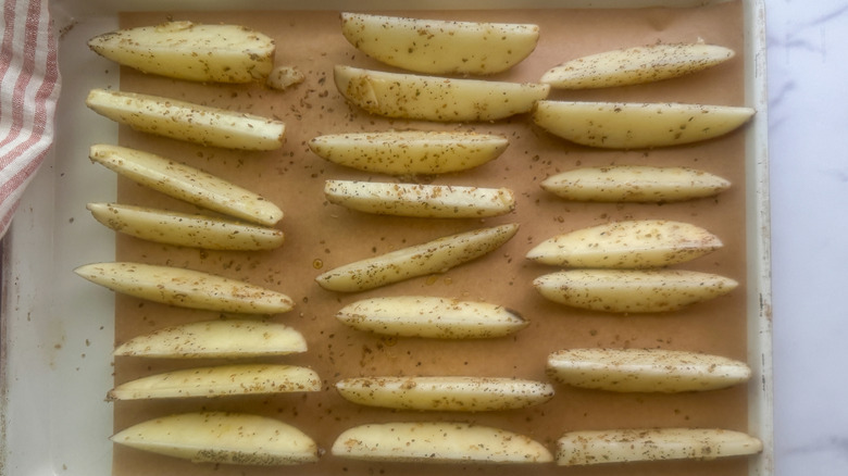 quartiers sur une plaque à pâtisserie