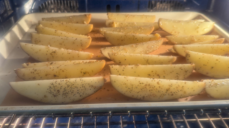 quartiers sur une plaque au four