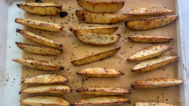 quartiers finis sur une plaque à pâtisserie