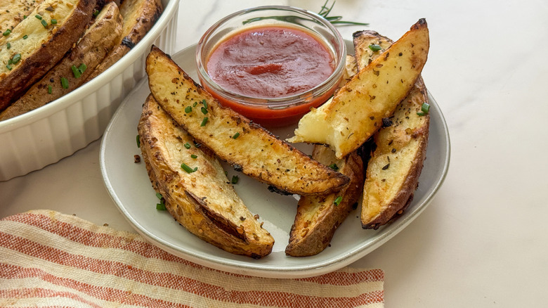 tremper la main dans du ketchup