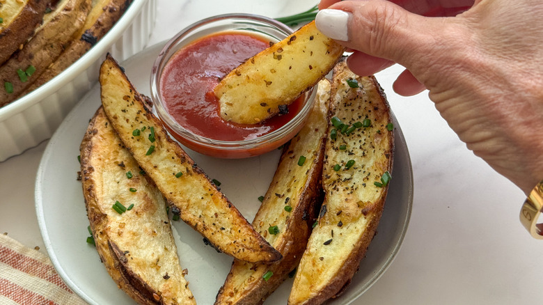 tremper la main dans le ketchup